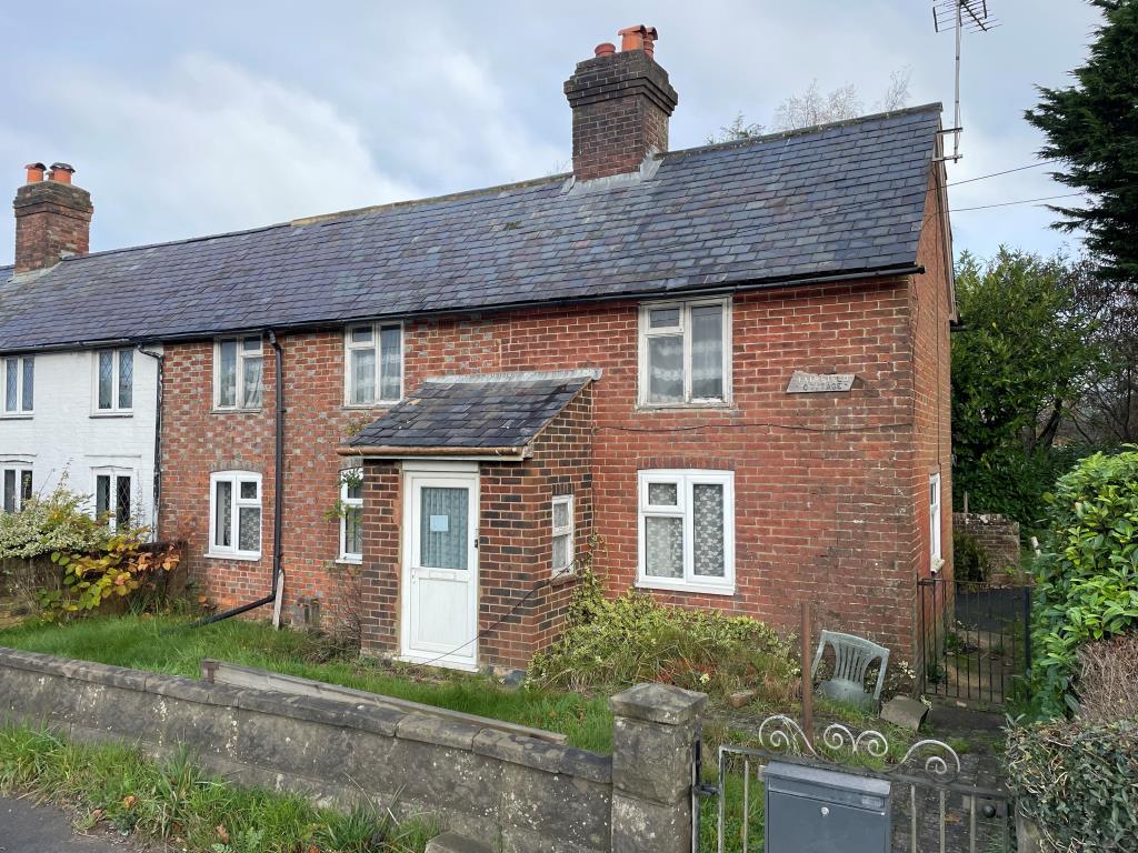 Lot: 112 - COTTAGE WITH GARDENS IN NEED OF UPDATING - View of cottage from road